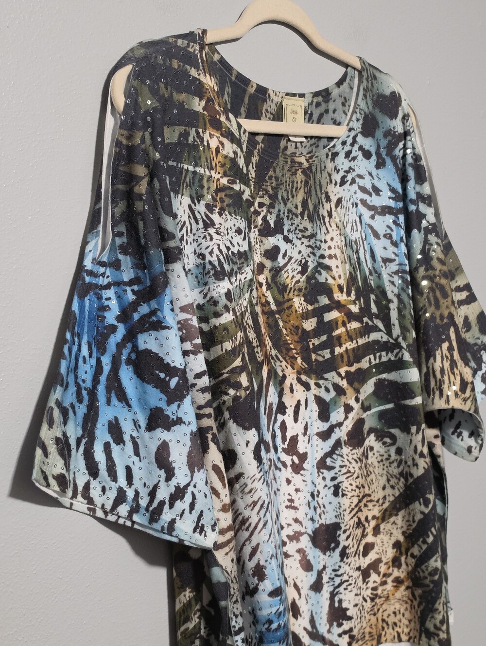 JESS & JANE Blouse Women's Plus 2X Blue Animal Print Cold Shoulder Rhinestones - Picture 3 of 9